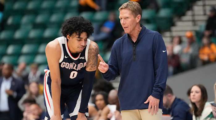 Gonzaga head coach Mark Few speaks with guard Julian Strawther.